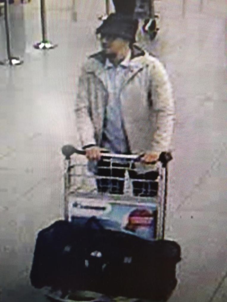 Het gaat om deze man die op bewakingscamera's van de luchthaven is vastgelegd. Beeld Belga