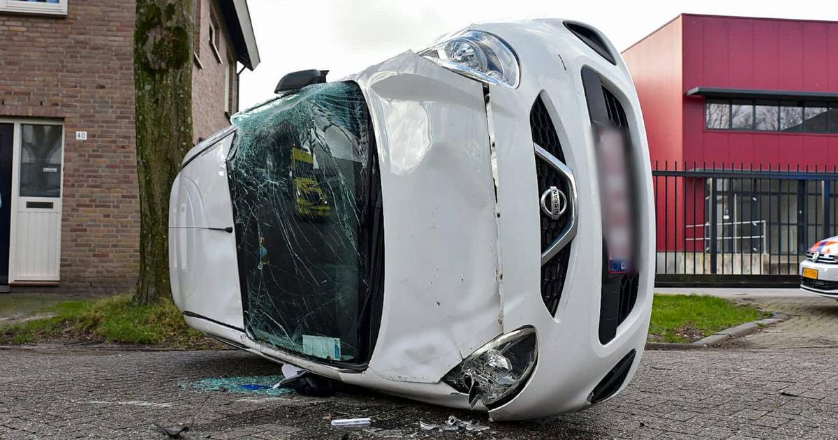 Auto belandt op zn kant na botsing met geparkeerde auto in Tilburg.