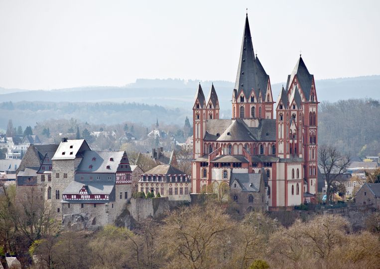 De kathedraal van het Duitse Limburg en het optrekje van Tebartz-van Elst (links). Beeld epa