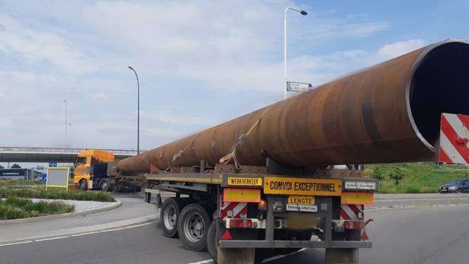 Nachtmerrie voor menig automobilist: chauffeur moet combinatie van zo'n veertig meter lang keren op rotonde