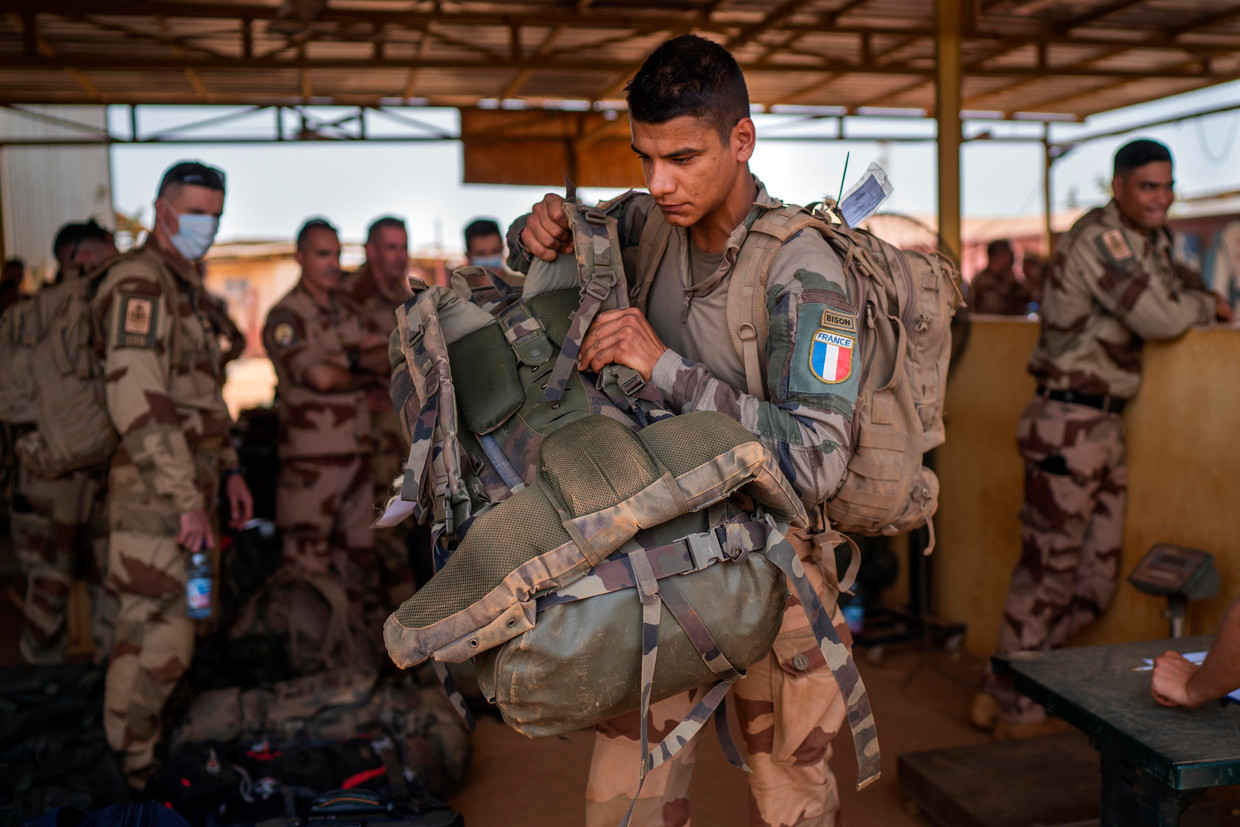 Franse soldaten maken zich klaar om hun basis in Gao in Mali te verlaten. Beeld AP