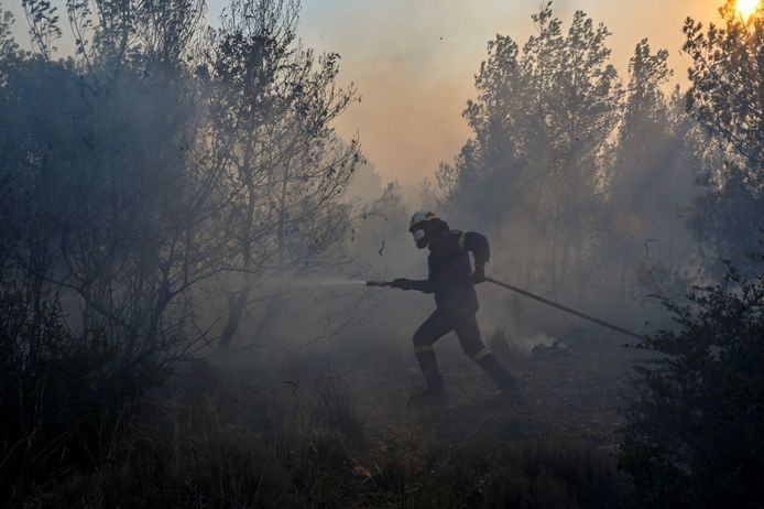Een brandweerman strijdt tegen de vlammen net buiten Athene.