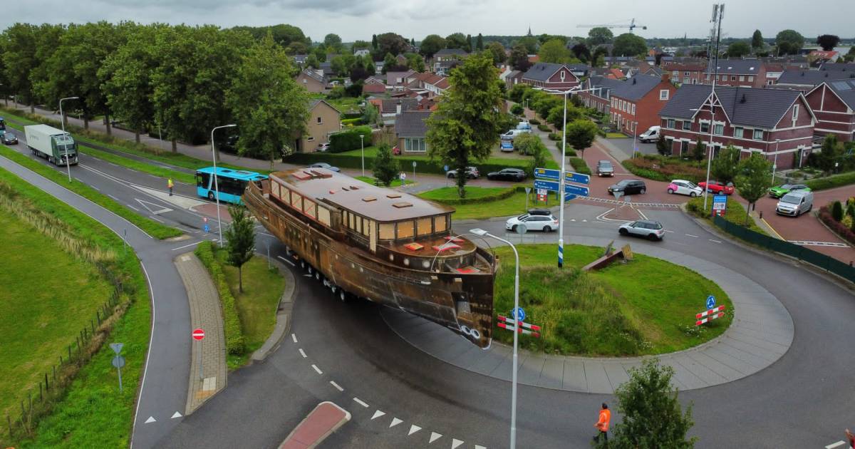 Joekel van een schip passeert rotonde bij Heerewaarden | Waalwijk