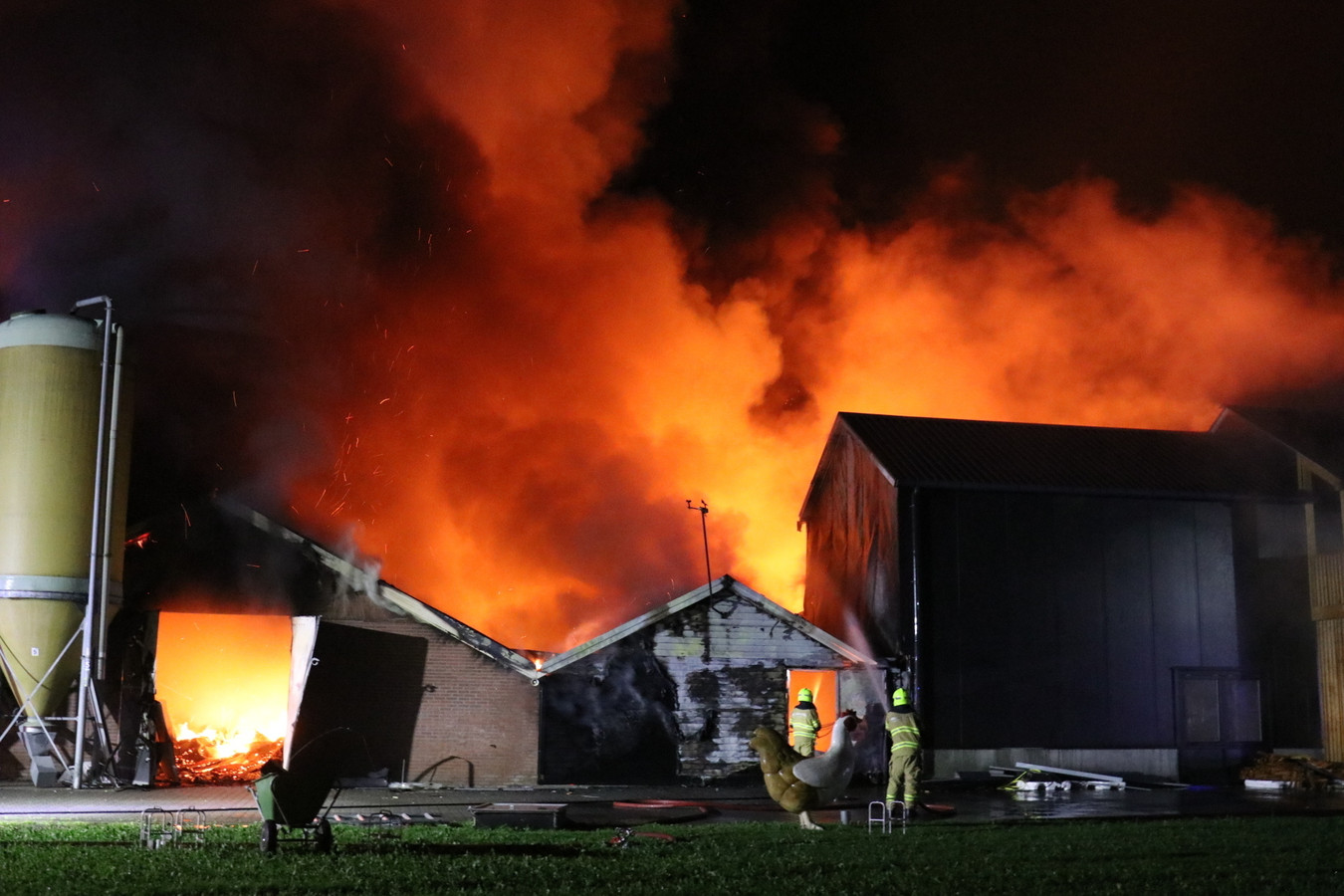 Vijf stallen brandden zaterdagmorgen uit aan de Donkervoorterweg in Barneveld.