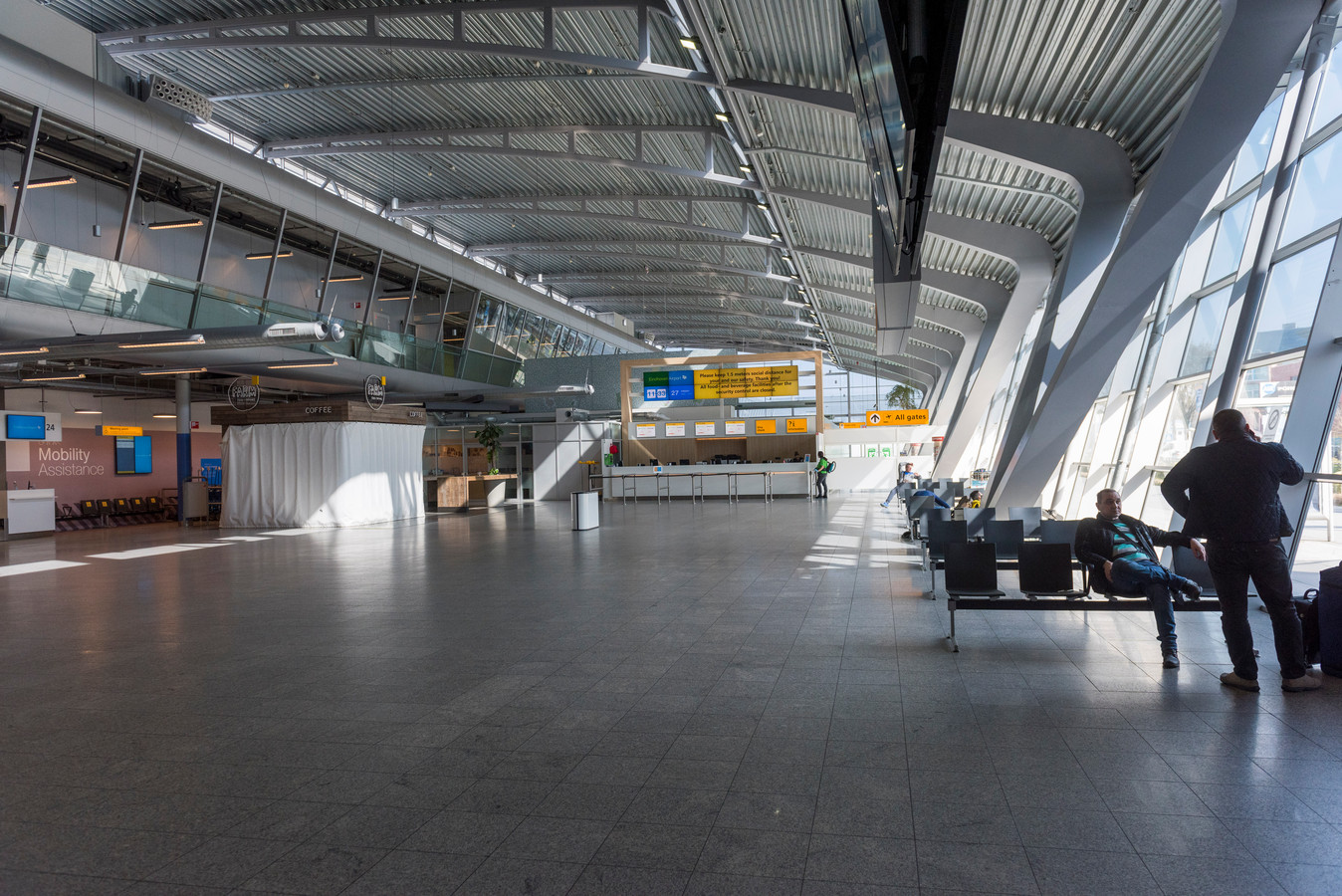 Een bijna lege terminal op Eindhoven Airport