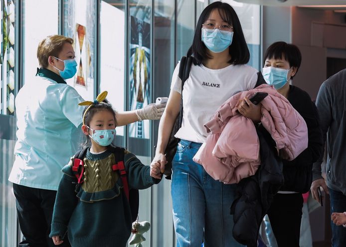 Passagiers uit China worden gescand op het Changi International Airport in Singapore