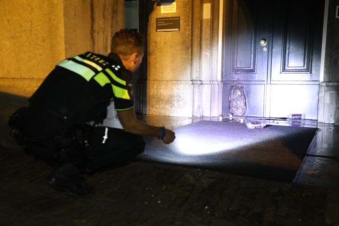 Op meerdere plekken werden flesjes met brandende vloeistof gevonden
