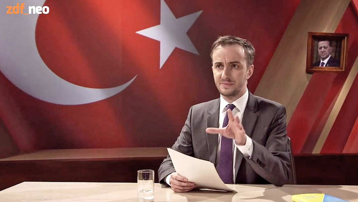 Jan Böhmermann bij het voordragen van zijn gedicht Beeld -