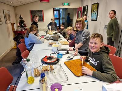 Jeugd in Rekken bakt meer dan 3.000 kniepertjes voor laatste wens doodzieke mensen