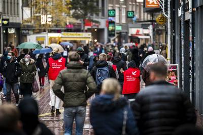 Dreigende lockdown zorgt voor extra drukte in Nederlandse winkelstraten