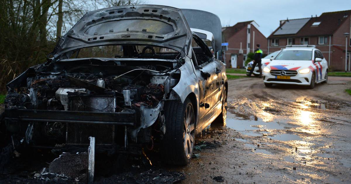 Auto vliegt plotseling in brand in Helmond Helmond AD.nl