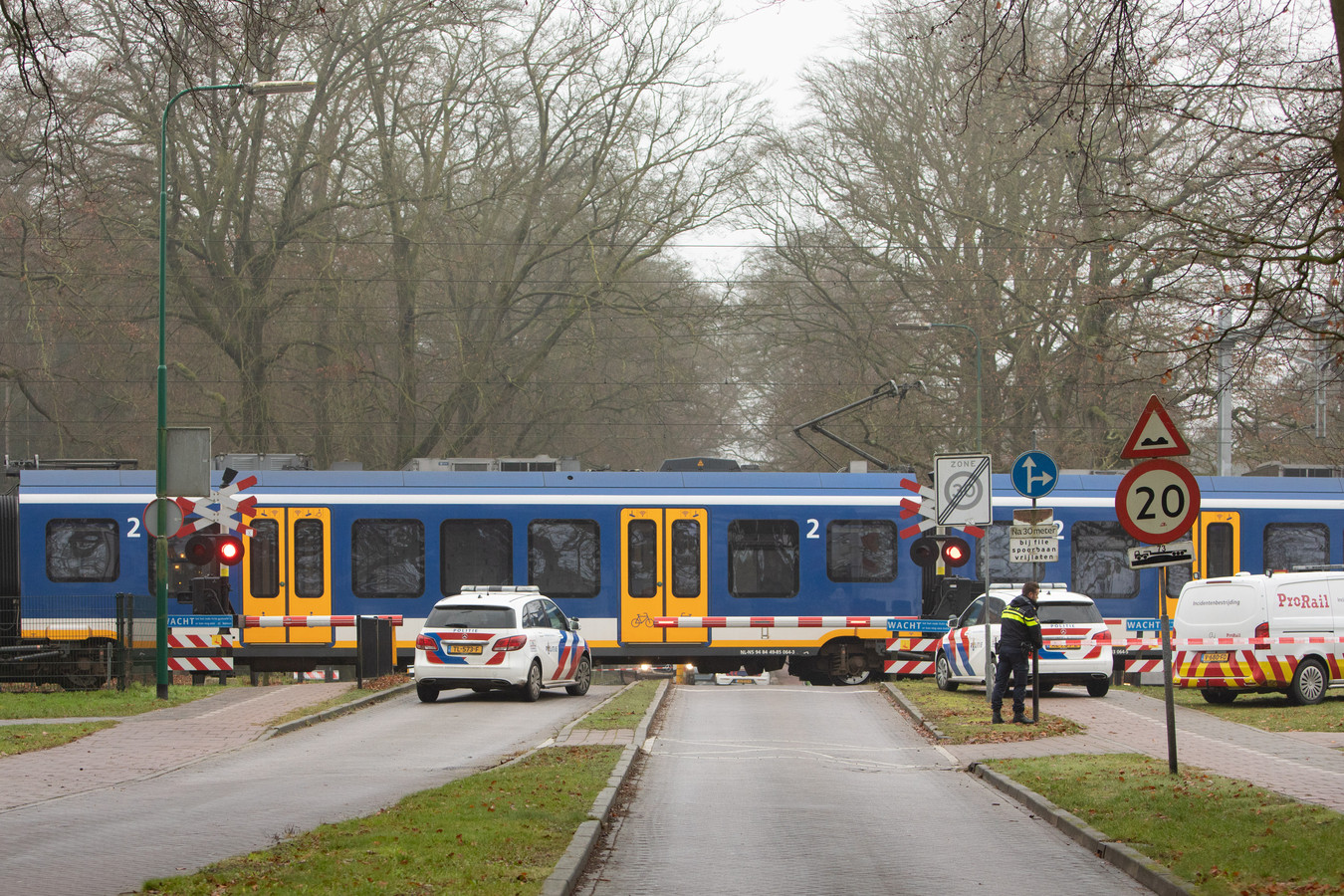 Op een spoorovergang in Baarn kwam op 14 december 2021 een automobilist om het leven na een aanrijding.