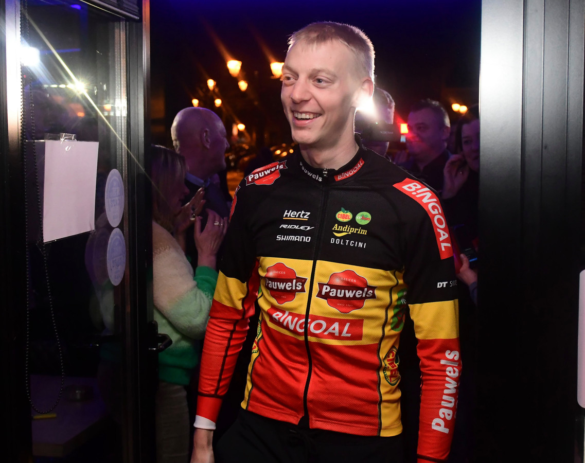 Kersvers Belgisch kampioen veldrijden Michael Vanthourenhout geeft