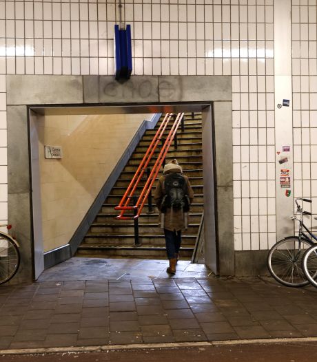 Reizigers zijn junkies en uitwerpselen beu bij smerige stationsingang: ‘Ik houd mijn mondkapje hier op’