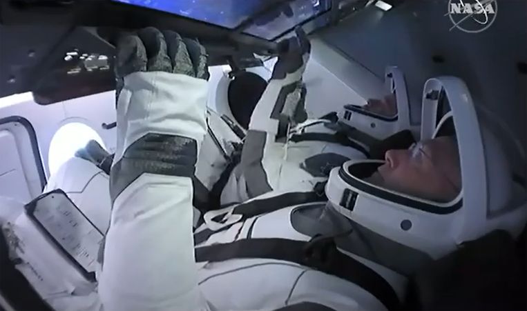 De astronauten Bob Behnken en Doug Hurley zitten inmiddels in de capsule Crew Dragon.  Beeld AFP