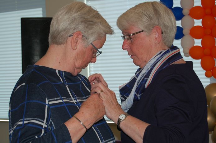 Tweelingzussen Els en Gerda Schoonen uit Steenbergen speldden bij elkaar een lintje op.