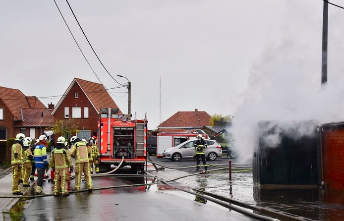 De brandweer moest het vuur in de hoogspanningscabine in de Padderijstraat in Koolskamp te lijf gaan met CO2.