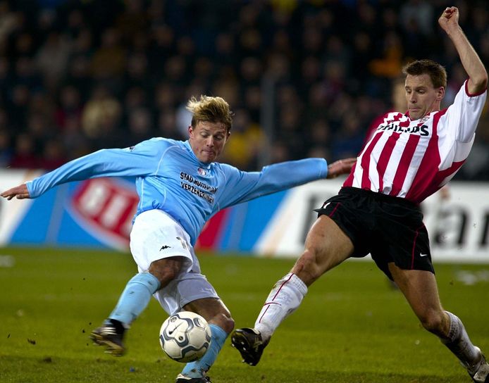 Duel tussen Feyenoorder Jon Dahl Tomasson (L) en Andre Ooijer.