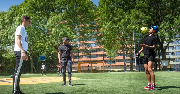 "Jongeren trekken massaal naar buiten: politie bedolven onder meldingen van overlast".