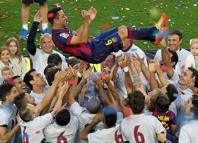 De Barça-spelers gooien Xavi de lucht in tijdens z'n afscheid van Camp Nou in 2015.