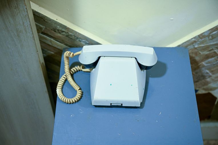 Gevangenen mogen zoveel bellen als ze willen, maar door de lange rij voor de enige telefoonkamer in het kamp, kunnen ze vaak maar één keer per maand bellen.
 Beeld Stanislav Krupar