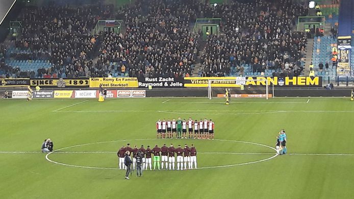 Een minuut stilte voor de slachtoffers van de flatbrand in Arnhem en hun nabestaanden, vooraf aan de voetbalwedstrijd tussen Vitesse en FC Emmen in stadion GelreDome.