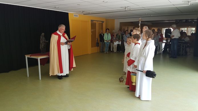 Pastoor Hans van Geel zegende zaterdag de nieuwe basisschool Sint Bavo, het Integraal Kindcentrum, in Rijsbergen in.