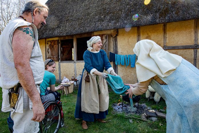 Vrijwilligers geven een demonstratie in het preHistorisch Dorp in Eindhoven, dat veertig jaar bestaat.