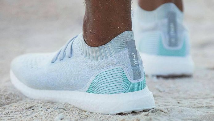 De sneakers in kwestie.