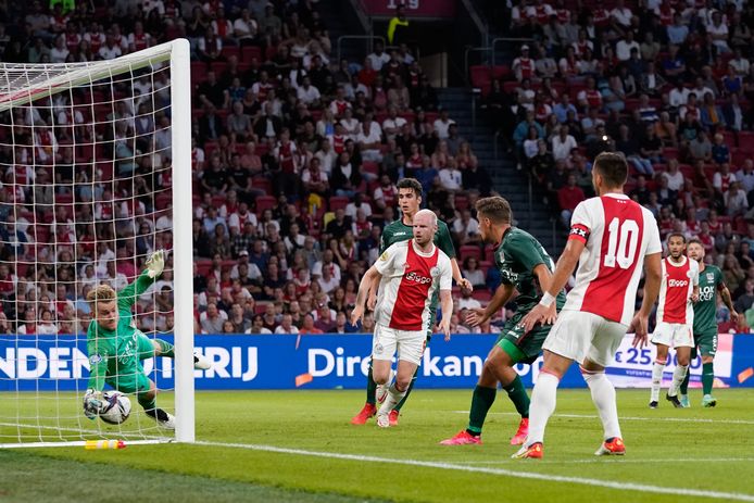 NEC-verdediger Bart van Rooij ziet dat doelman Mattijs Branderhorst zijn eigen goal niet kan voorkomen tegen Ajax.