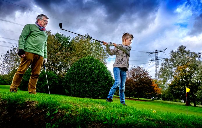 Je kunt er niet vroeg genoeg mee beginnen: de 10-jarige Niek de Jong uit Papendrecht golft samen met Siebrand Smedema op een oefenveldje.