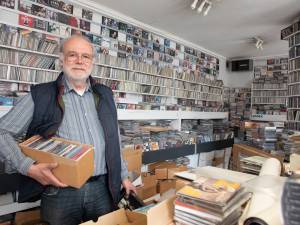 “Als je het hier niet vond? Dan bestond het niet”: platenboer Herwig (70) sluit na 41 jaar zijn iconische winkel Music House