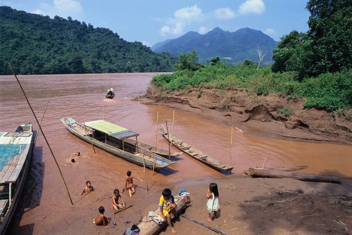 Normaal heeft de rivier deze modderige bruine kleur, veroorzaakt door voor de landbouw vruchtbaar sediment of bezinksel.