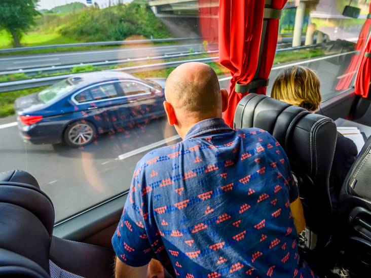 Agenten kijken bij nietsvermoedende bestuurders naar binnen vanuit touringcar: duizenden boetes in Brabant