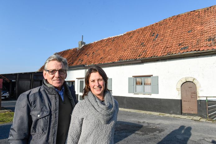 Frans Van Looy met zijn vriendin voor zijn geboortehuis ‘De Boerenschuur’ in Merksem.