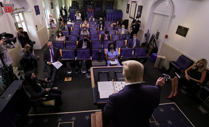 Donald Trump tijdens de persbriefing.