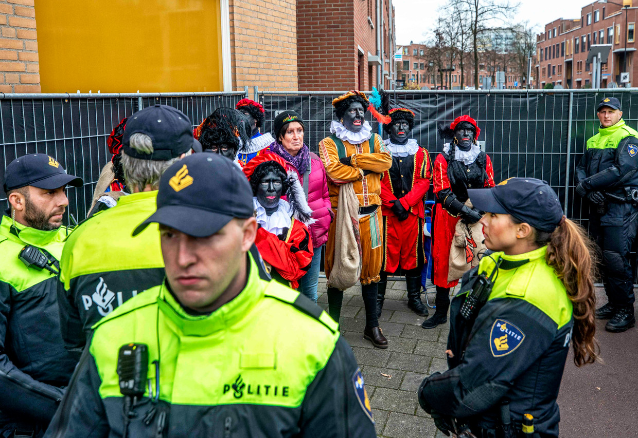 Als Zwarte Piet Het Moet Hebben Van Hooligans En Pegida Is Hij