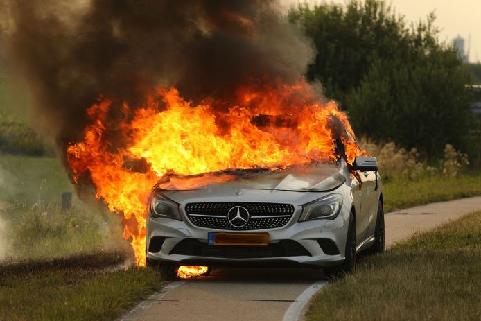 Mercedes vliegt in brand tijdens het rijden in Lithoijen