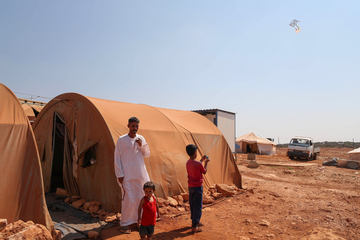 Syrische vluchtelingen in een opvangkamp bij de stad Maaret Misrin in de noordwestelijke Syrische provincie Idlip. Beeld AFP