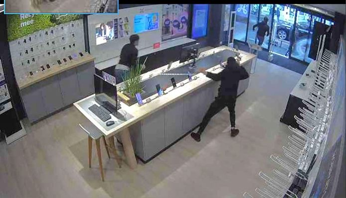 Jongeren gaan aan de haal met zes smartphones uit Proximus Tienen.