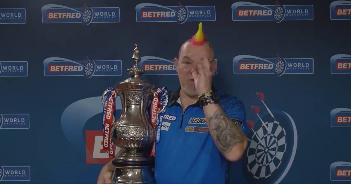 Peter Wright literally pulls a long nose at Michael van ...