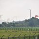 Belgische F-16 botst tegen gebouw op Nederlandse vliegbasis, foto toont hoe schietstoel aan parachute bungelt