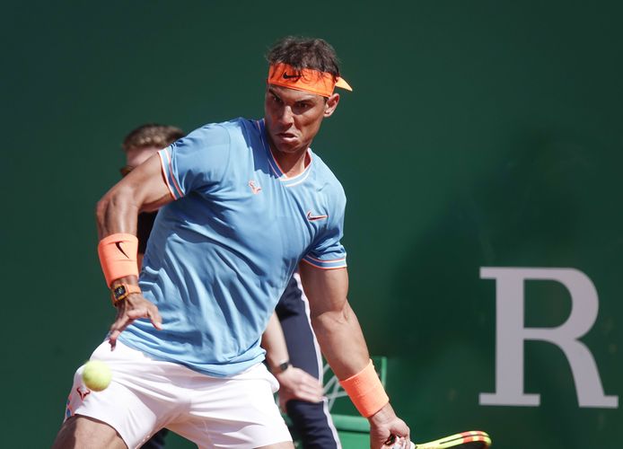 Rafael Nadal won simpel de tweede ronde in Monte Carlo.