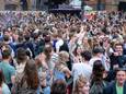 Jonge feestvierders tijdens het Bevrijdingsfestival in Wageningen.