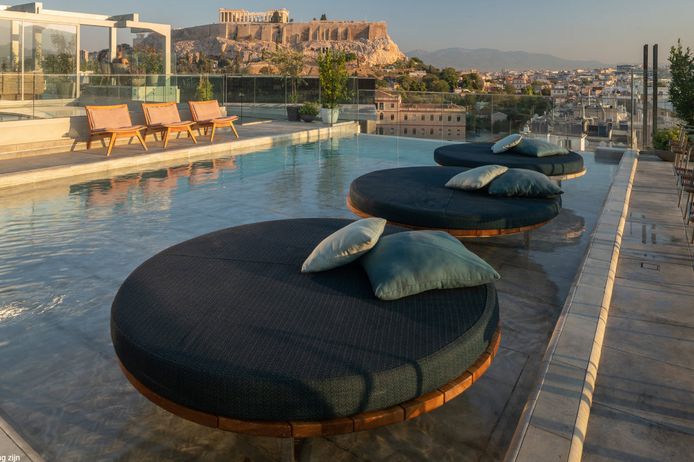 Il Coco-Mat Hotel nel centro di Atene ha dieci piani con una piscina sul tetto e splendide viste sulla capitale greca e sull'Acropoli.