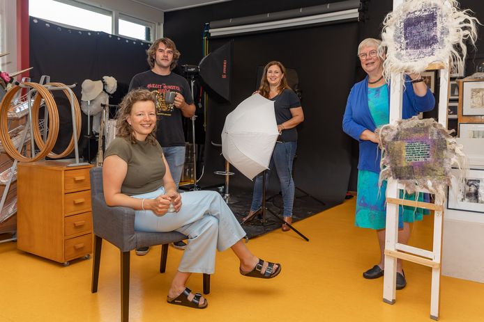 Bewoners Paula en Erwin samen met fotografe Mirjam Lensink en textielkunstenaar Antoinette Versteeg in de werkruimte van fotograaf Mirjam.