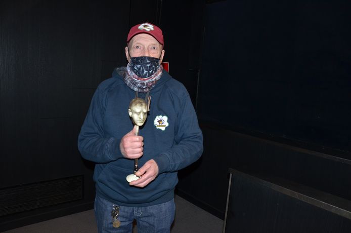 De Moazoart werd het afgelopen jaar bekroond tot Meest Verdienstelijke Lokeraar van 2020, wijlen Freddy, uithangbord van het ontmoetingshuis mocht de award in ontvangst nemen.