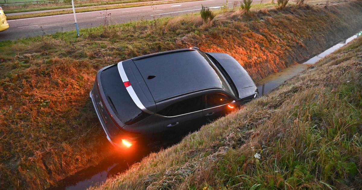Auto schiet van de weg in Sprundel, ramt lantaarnpaal en belandt in de sloot