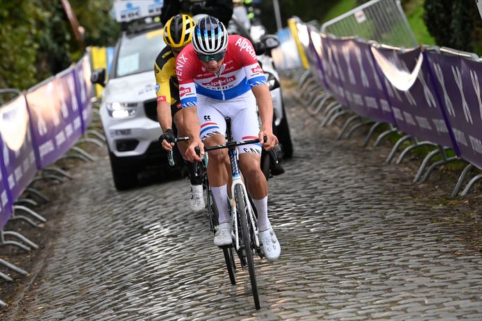 Mathieu van der Poel met Wout van Aert in het wiel op de Oude Kwaremont tijdens de afgelopen Ronde van Vlaanderen.