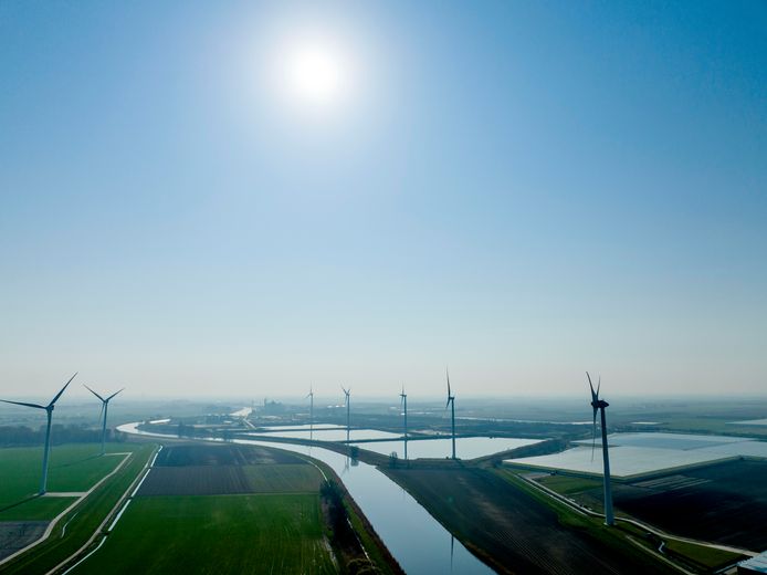 Meerdere windmolens op een rij, zoals hier in Dinteloord: dat beeld is in Twente nog ver weg.